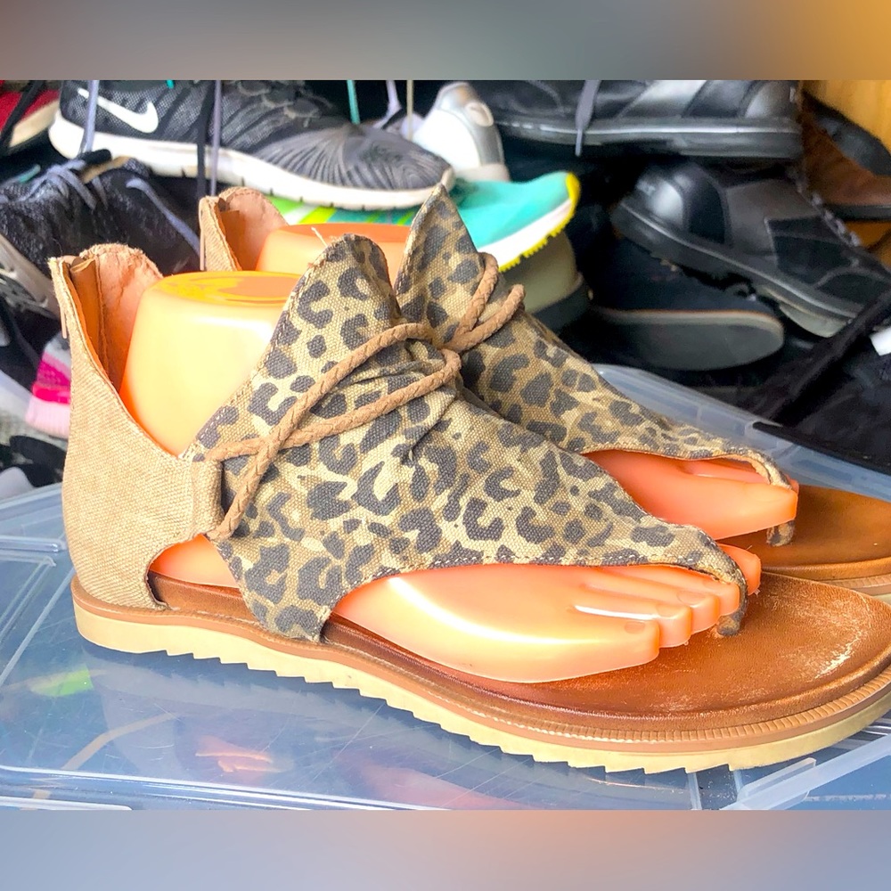 Very G Women’s Leopard Sparta Rear Zip Sandals Size 10